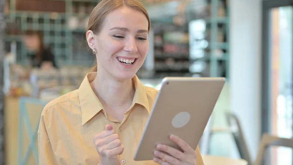 Porträt einer jungen Frau, die Erfolge auf dem Tablet feiert — Stockfoto