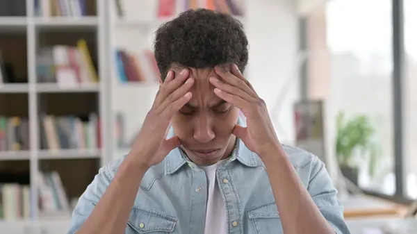 Triste joven afroamericano reaccionando a la pérdida —  Fotos de Stock