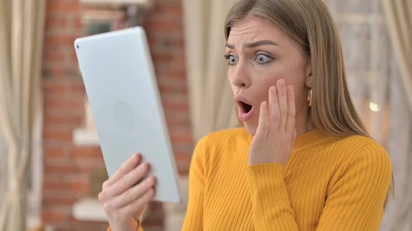 Jovem chocada com os resultados em Tablet — Fotografia de Stock