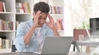 Afrika kökenli Amerikalı adamın iş yerinde başı ağrıyor.