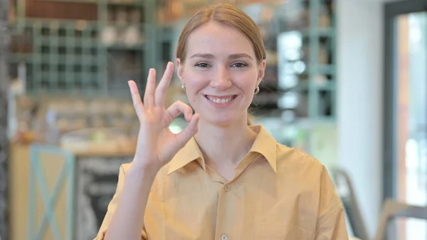 Porträt einer fröhlichen jungen Frau mit Ok-Zeichen — Stockfoto