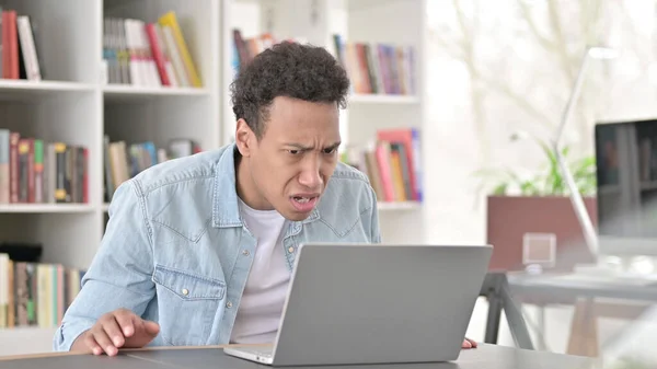 Joven afroamericano decepcionado por la pérdida en el ordenador portátil —  Fotos de Stock