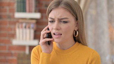 Genç Kadın 'ın Akıllı Telefondaki Kızgın Konuşması
