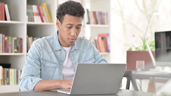 在笔记本电脑上工作的年轻的非洲裔美国人 — 图库照片