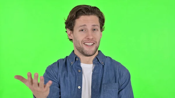 Online videochatt av glad ung man på grön Chroma Key — Stockfoto