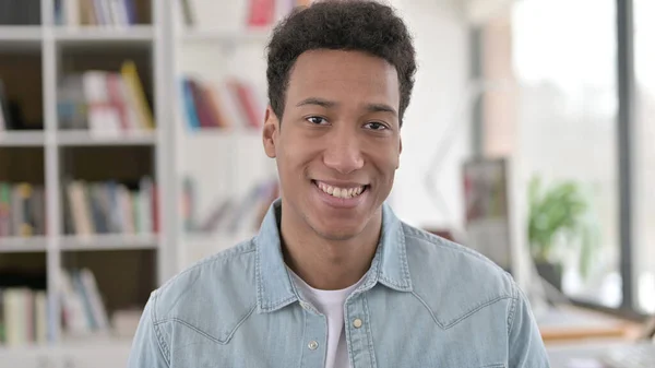 Sorrindo jovem afro-americano homem olhando para a câmera — Fotografia de Stock