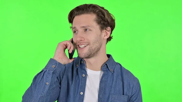Портрет молодого чоловіка Розмова на смартфоні на Green Chroma Key — стокове фото