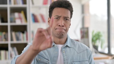Hayır, Genç Afrikalı Amerikalı Adam Parmak İşareti ile Onaylamıyor