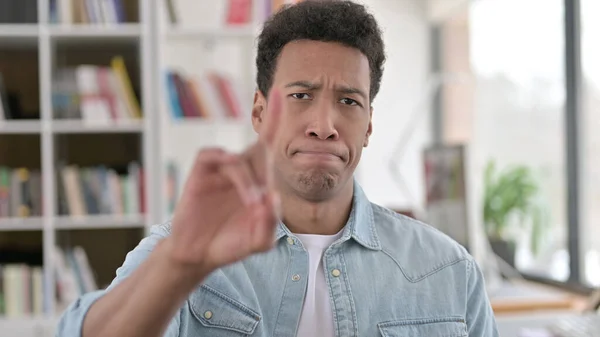 No, joven afroamericano desaprobando por señal de dedo — Foto de Stock