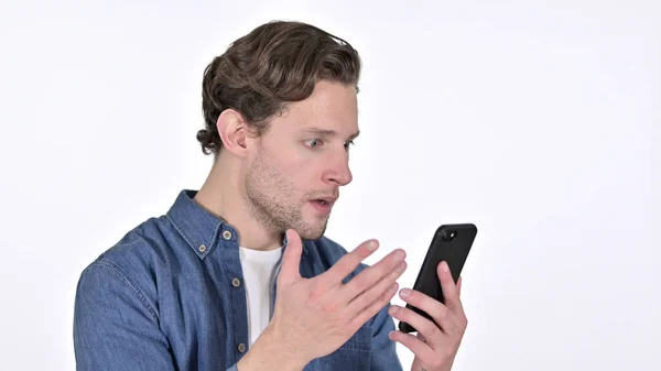 スマートフォンでの損失を持つ若い男,白の背景に失敗 — ストック写真