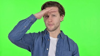 Yeşil Krom Anahtarı Ararken Etrafa Bakınan Meraklı Genç Adam