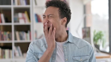 Yorgun genç Afrikalı Amerikalı Esneme