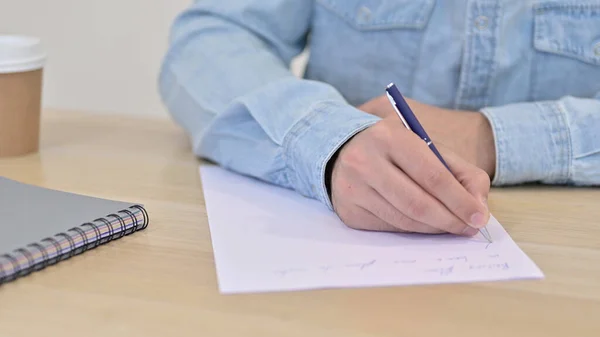 Крупним планом чоловічі руки пишуть на папері — стокове фото