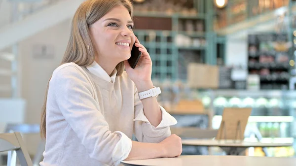 Joven alegre hablando en Smartphone en Café — Foto de Stock