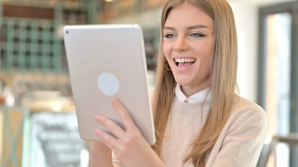 Retrato de Video Chat em Tablet por Jovem Mulher — Fotografia de Stock