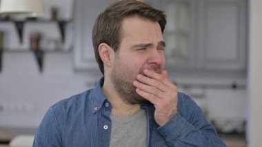Ofiste Esneyen Uykucu Sakal 'ın Portresi