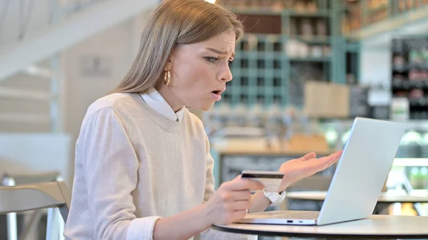 Mladá žena s poruchou platby online na notebooku — Stock fotografie