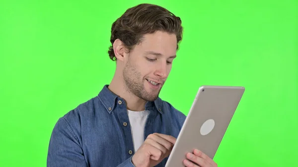 Man met behulp van digitale tablet op Green Chroma Key — Stockfoto