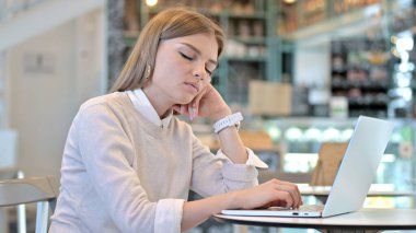 Yorgun Profesyonel Kadın Kafede Uyuyor