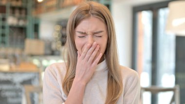 Üzgün Genç Kadın Sorunlar İçin Ağlıyor