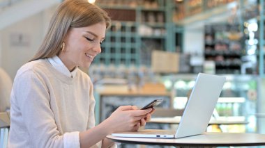 Cafe 'de Genç Kadın' ın akıllı telefon kullanımı