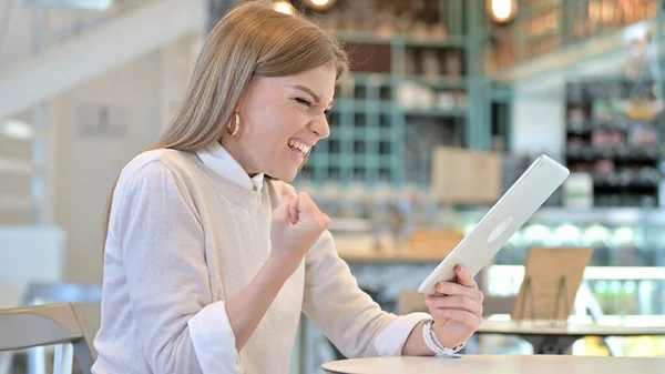 Mujer joven celebrando en la tableta en Café, Éxito — Foto de Stock