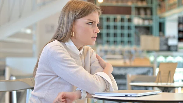 Giovane donna arrabbiata sul computer portatile in Cafe — Foto Stock