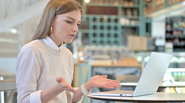 Відео чат на ноутбуці молодої жінки в кафе — стокове фото
