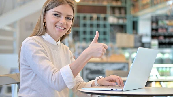 Pollici su da giovane donna utilizzando computer portatile in Cafe — Foto Stock