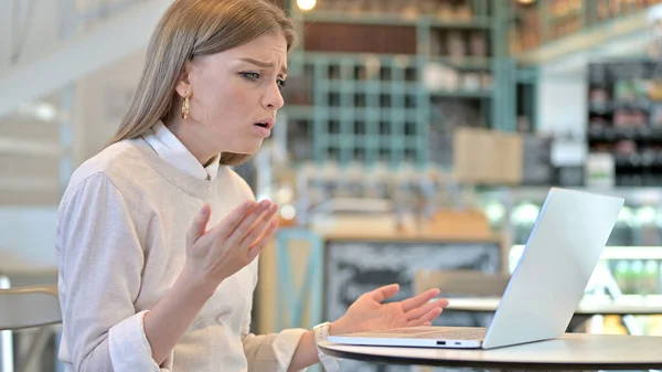 Donna sconvolta che reagisce al fallimento sul computer portatile in Cafe — Foto Stock