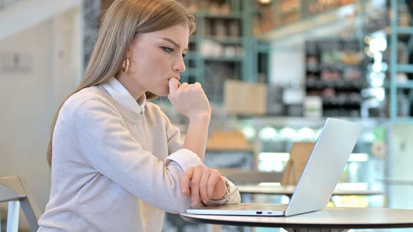 Gondolatos fiatal nő dolgozik Laptop a Cafe — Stock Fotó