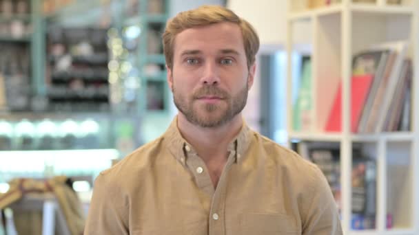 Portrait of Young Man feeling Shocked by Loss — Stock Video