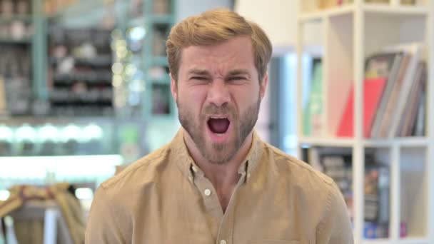 Retrato de un joven molesto Gritando, Gritando — Vídeos de Stock