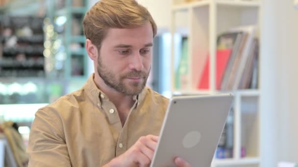 Portrait de jeune homme utilisant une tablette numérique — Video