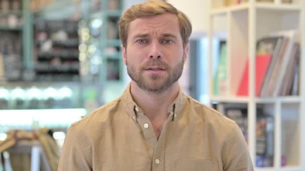 Portrait of Angry Young Man Arguing, Fight — Stock Video