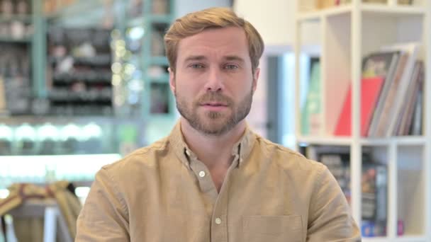 Portrait of Young Man having Toothache, Pain in Tooth — Stock Video