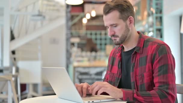 Duimen omlaag door teleurgestelde jongeman met laptop in Cafe — Stockvideo