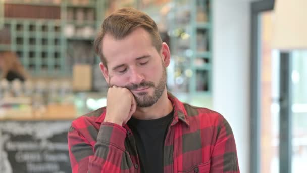Portré fáradt fiatalember szundikál, alszik — Stock videók