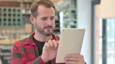Smartphone 'da Başarıyı Kutlayan Genç Adam Portresi