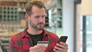 Smartphone 'da Çevrimiçi Ödeme Başarısızlığı: Genç Adam 