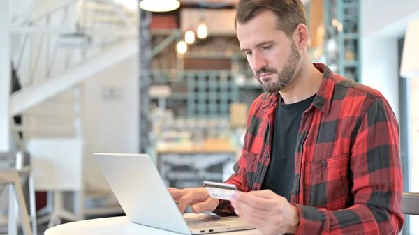 Vásárlás, Online fizetés Laptopon vele Beard Young Man — Stock Fotó