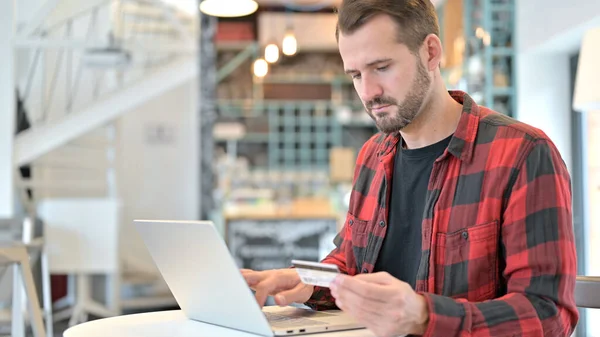 Shopping, online betalning på laptop av skägg ung man — Stockfoto