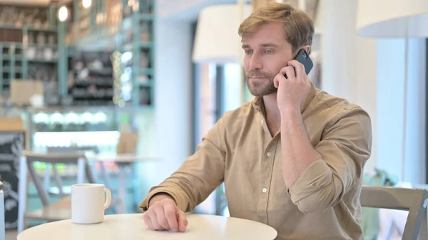 Hombre hablando en Smartphone en Café — Foto de Stock