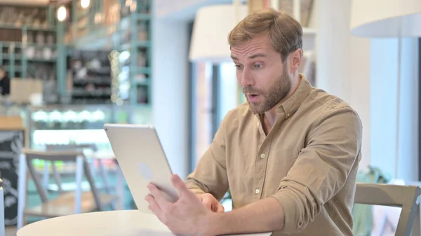 Wow, Verrast Man opgewonden voor resultaten op Tablet in Cafe — Stockfoto