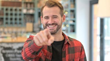 Çekici Sakallı Genç Adam 'ın Portresi Parmak ile İşaret Ediyor