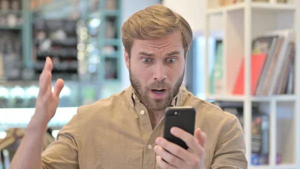 Portrait of Young Man Reacting to Loss on Smartphone — Stock Photo, Image