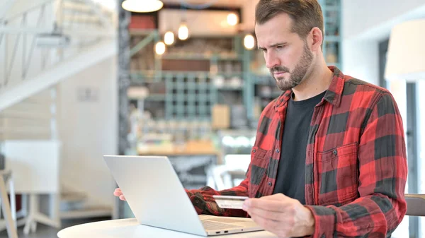 Pagamento online senza successo sul computer portatile da barba giovane uomo — Foto Stock