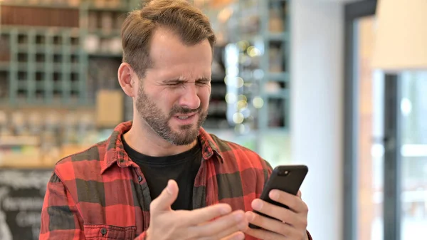 Beard Young Man Devastated by Loss on Smartphone — Stock Photo, Image