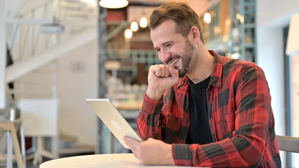 Happy Young Man opgewonden door succes op Tablet in Cafe — Stockfoto