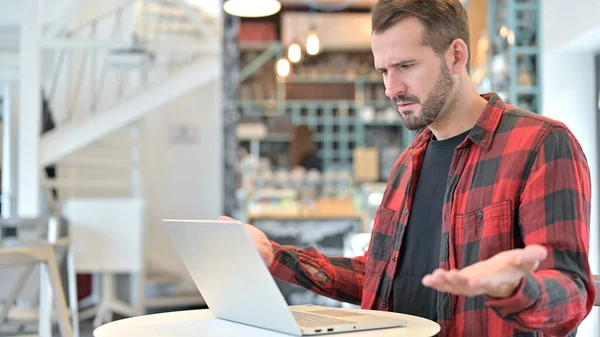 Baard jonge man boos door verlies op laptop in Cafe — Stockfoto